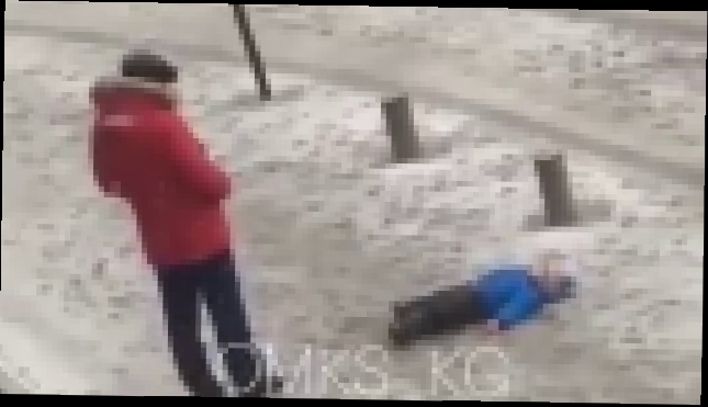 В Бишкеке мужчина пнул лежащего на земле ребенка  - видеоклип на песню