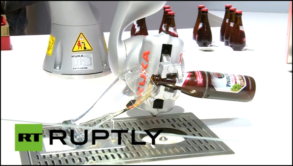 Немецкий робот, который и пива нальет, и стакан помоет - видеоклип на песню