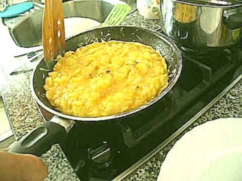 Что можно приготовить из яиц и картошки? Испанскою тортилью. 
