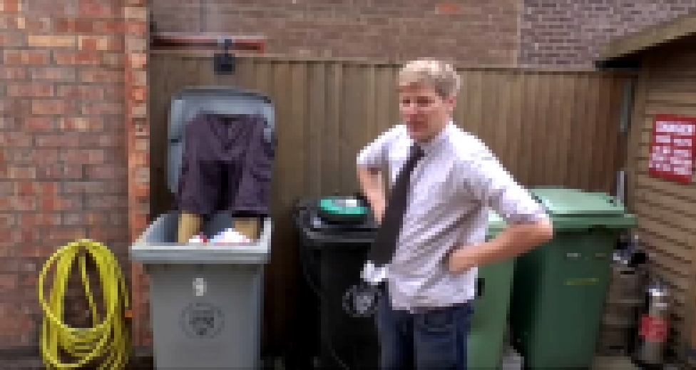 Робот для трамбовки мусора от Колина Фёрза - видеоклип на песню