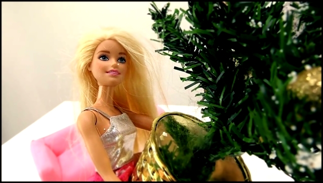 Новогодняя елка с #Барби #ЛучшаяподружкаВика дарит платье и делает для #Барби макияж - видеоклип на песню