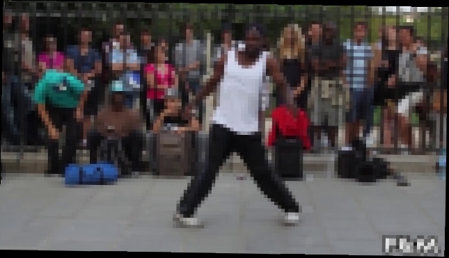 НЕГР КРУТО ТАНЦУЕТ ► Уличный Танцор, Париж Франция - видеоклип на песню