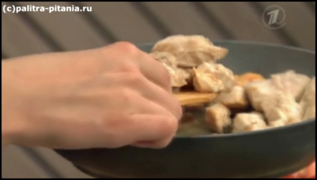 Диетолог Анна Коробкина в программе "Вкусные советы" готовит курицу с овощами,запеченную в сметане 