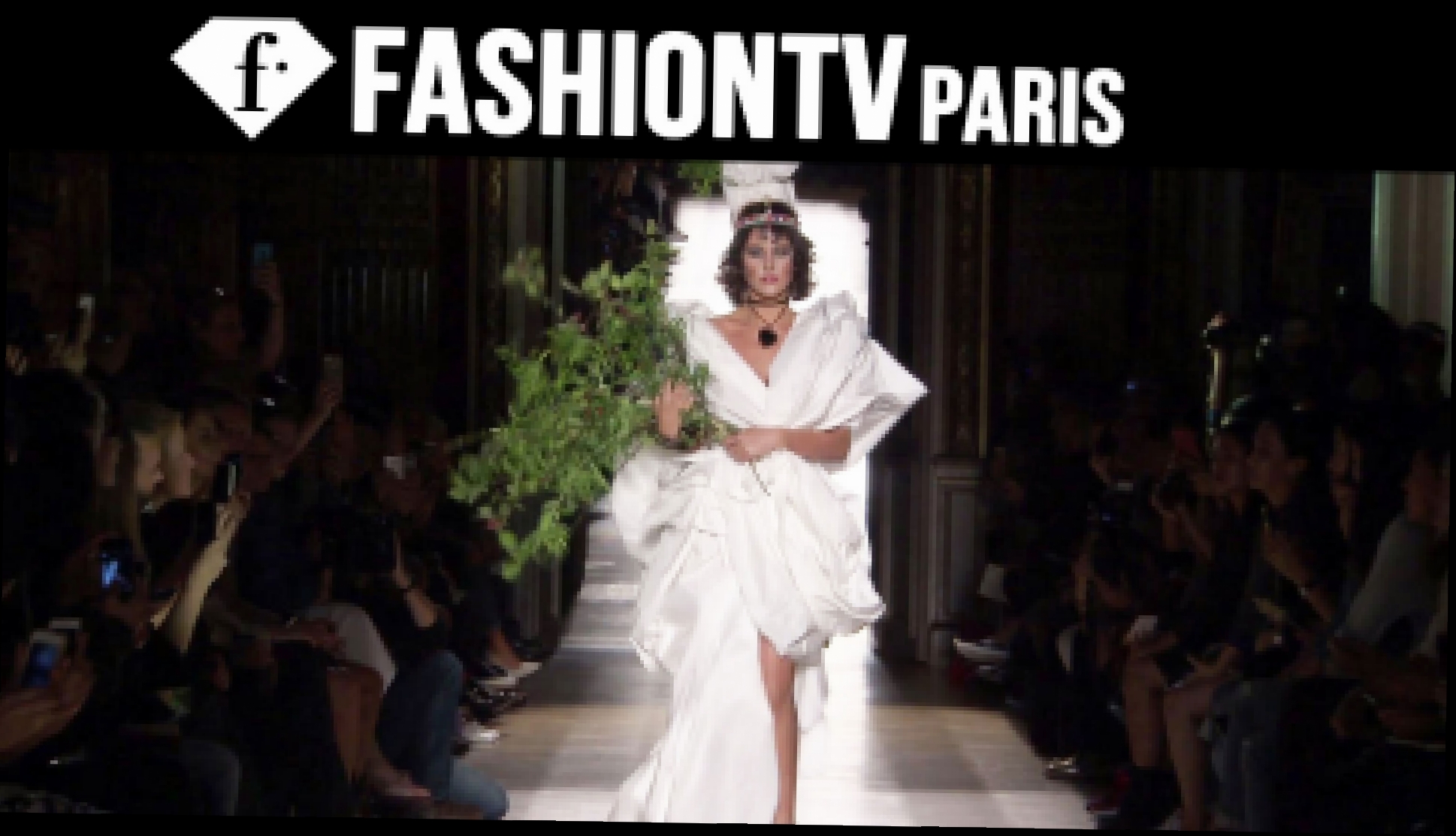 Показ Vivienne Westwood на Неделе моды в Париже Весна-Лето 2015 |FashionTV - видеоклип на песню
