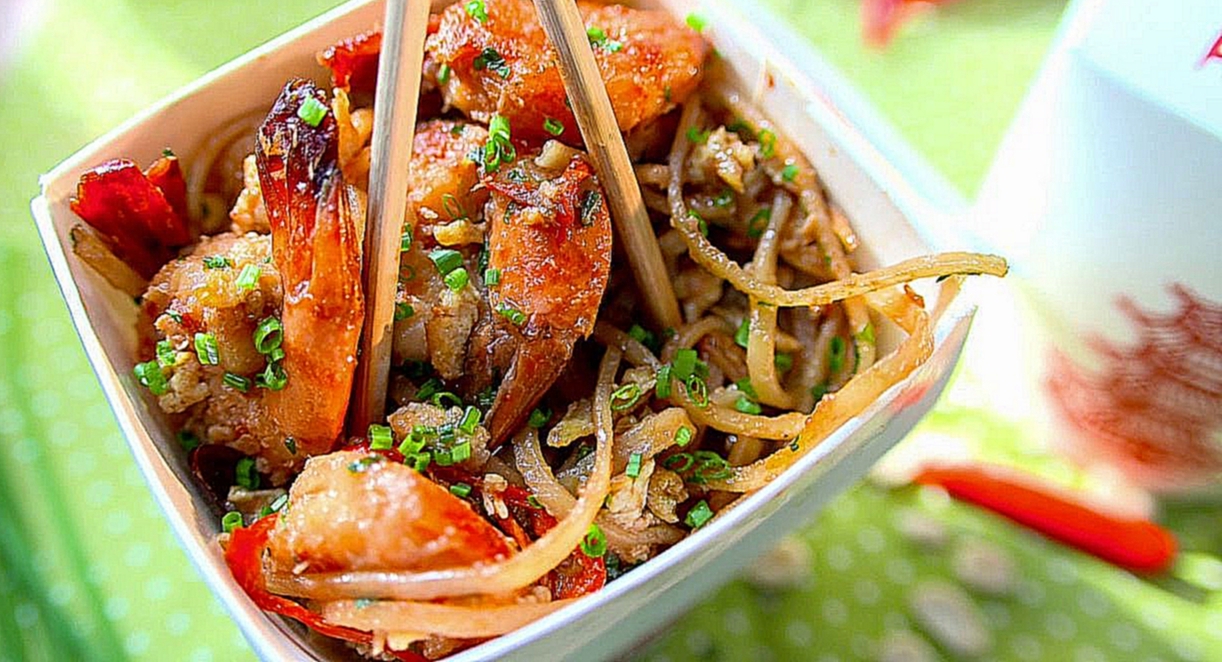 Рецепт азиатской рисовой лапши с креветками и омлетом 