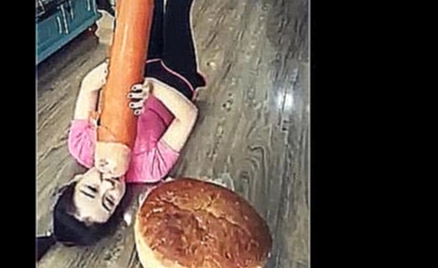 Девушка и большая колбаска 