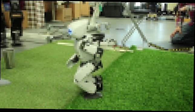 Робот учится ходить по траве - видеоклип на песню