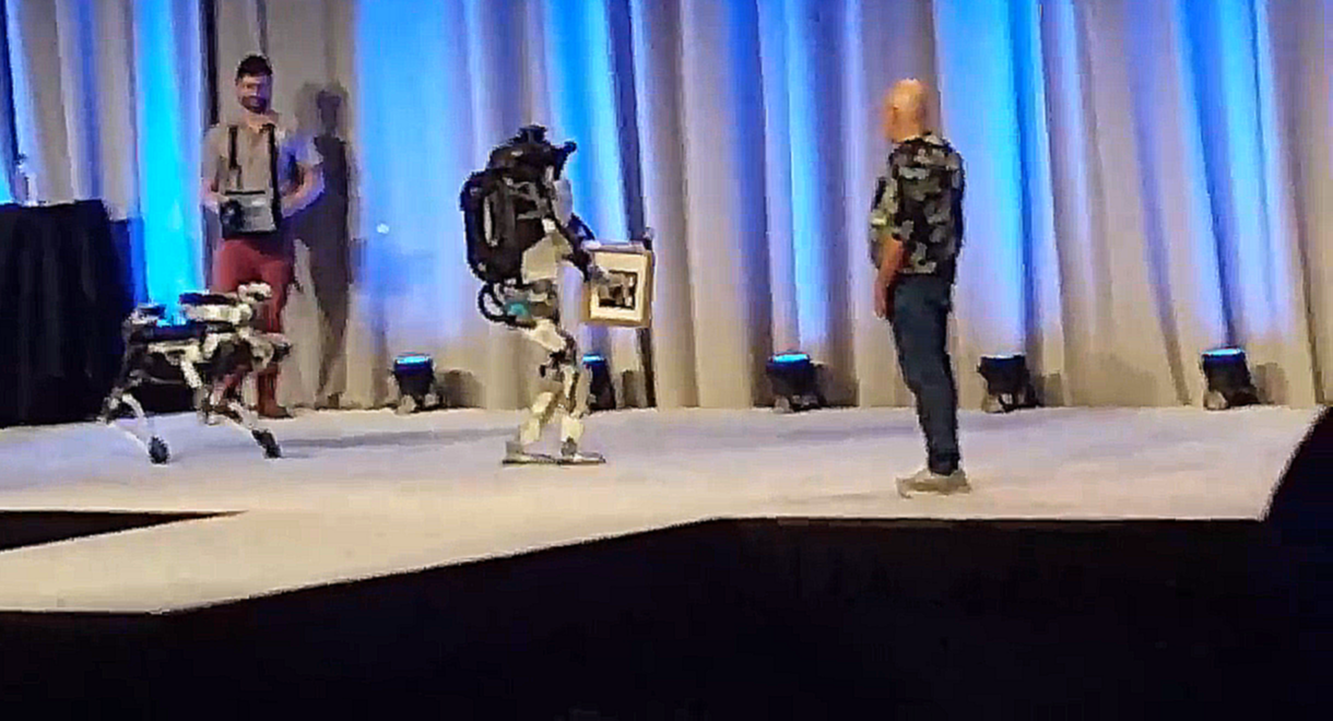 Робот Boston Dynamics смешно упал со сцены во время презентации - видеоклип на песню