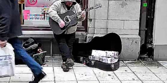 Уличный музыкант с шикарным голосом  