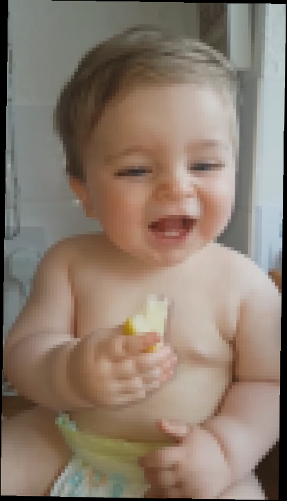 Ребенок наслаждается лимоном 