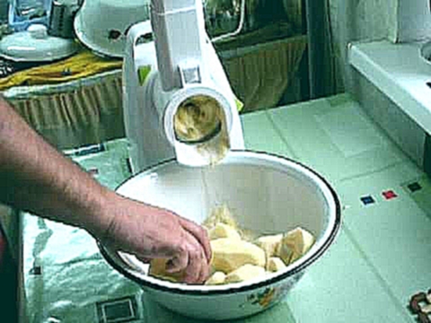Зельмер натирает картофель на драники. 
