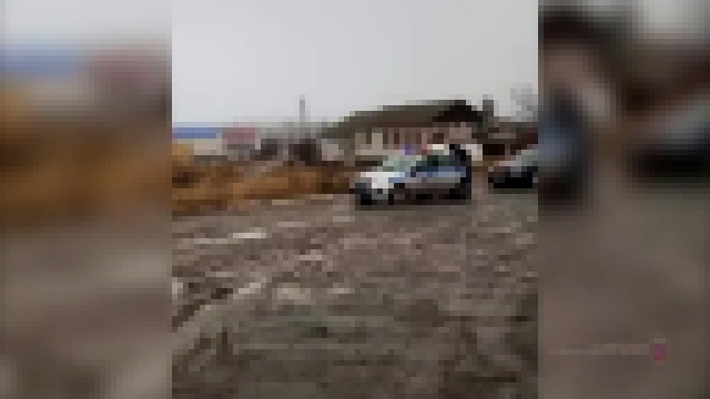 Водитель фуры трагически погиб пока автокран вытаскивал его из грязи в Волгограде - видеоклип на песню