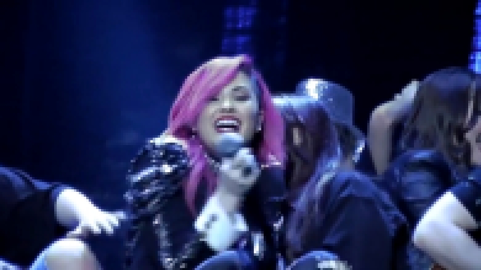 Demi Lovato & sister Madison De la Garza 'Here We Go Again' Live Neon Lights Tour Indianapolis - видеоклип на песню