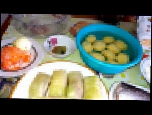 Таня готовит голубцы, рыбу, жарит картошку.Творожный десерт. Творог + хлопья мультизерновые 