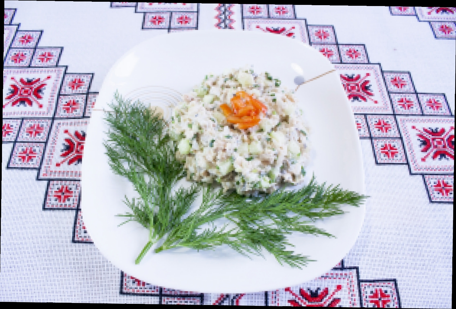 Салат с горбушей рисом и огурцом Блюда из горбуши Салат из горбуши Салат з горбуші рису та огірка 