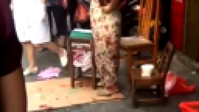 В Китае женщина родила на улице и пошла дальше с пакетами в руках - видеоклип на песню