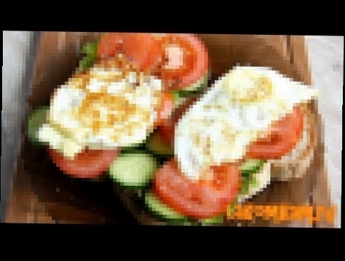 Сочный бутерброд с яйцом и овощами. Рецепт за 5 минут 