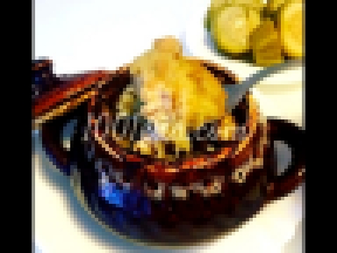Картофельная бабка с курицей и грибами в глиняном горшочке 