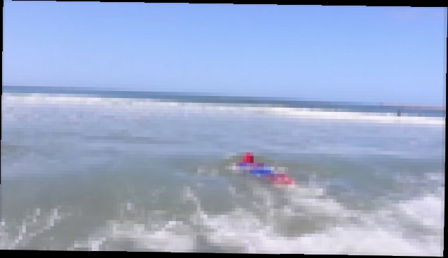 Человек паук на море - катается на доске, купается в бассейне - делает селфи и катается на скейте. - видеоклип на песню