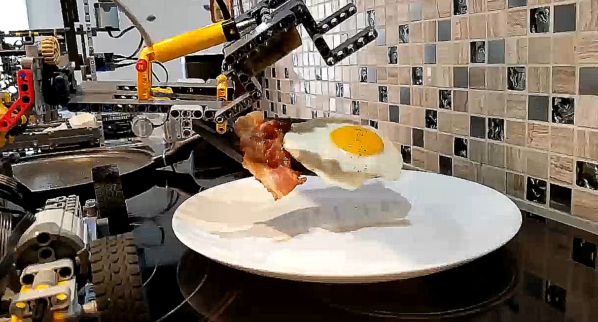 Робот из LEGO готовит яичницу с беконом 