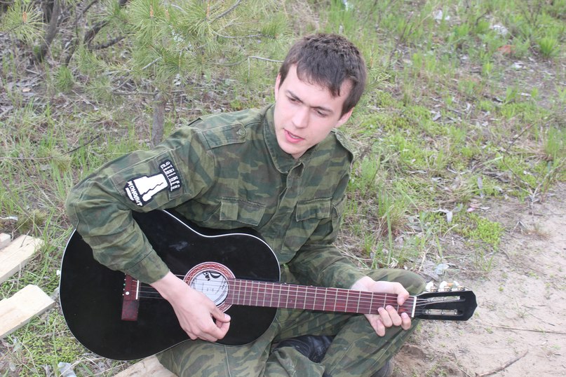 Бесплатная музыка армейские песни. Военные поют под гитару. Гитара в армии. Военный с гитарой. Армейские дворовые под гитару.