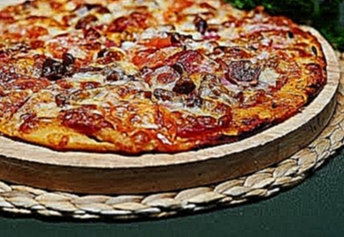 Вкусная домашняя пицца на молоке с колбасой, сыром и помидорами 