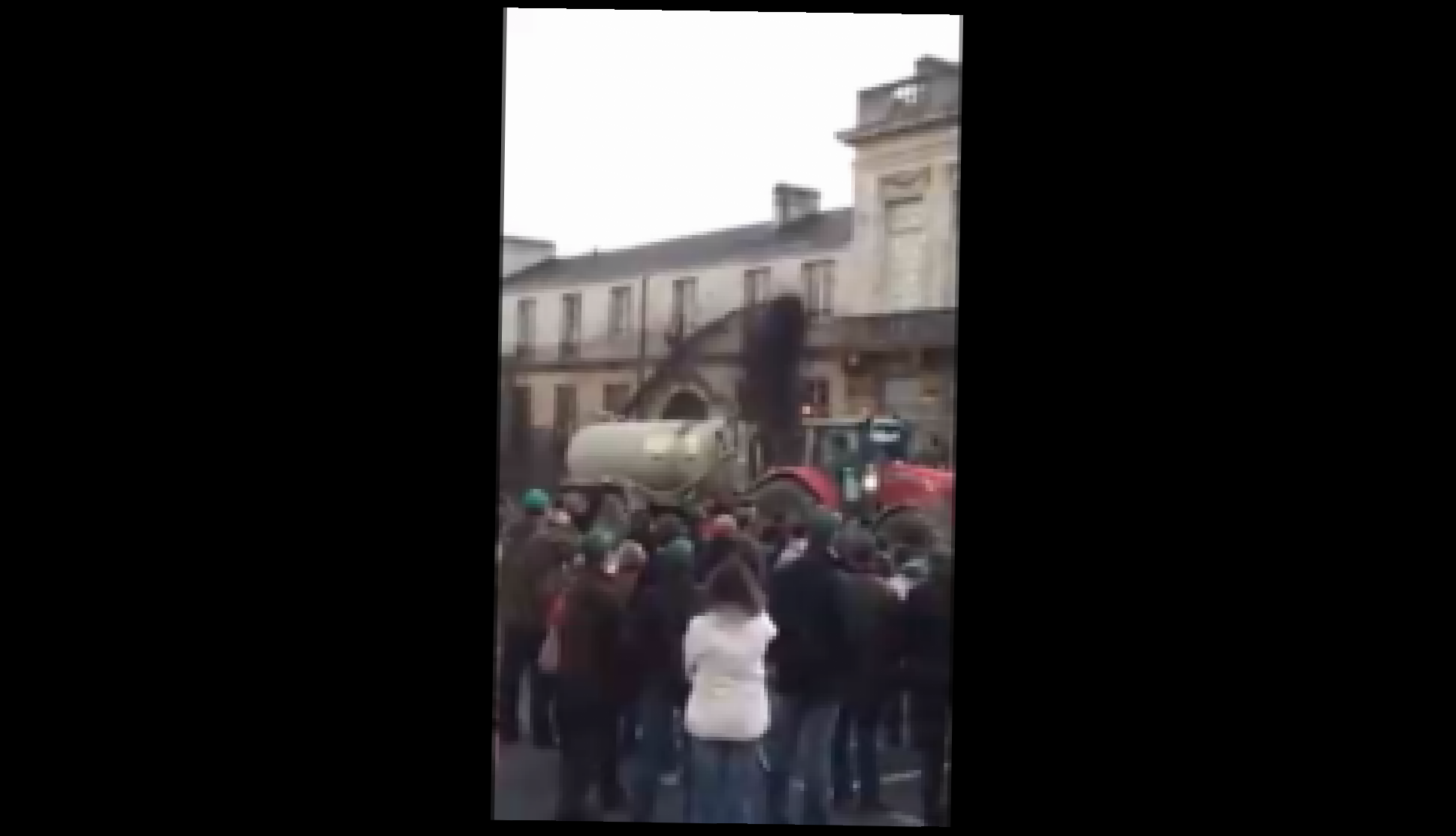 Протестующие во Франции залили жидким навозом здание центрального муниципалитета в Париже 