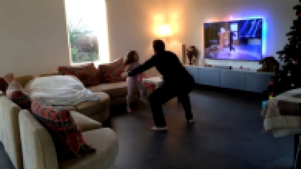 Папа с дочкой танцуют под Sia-Chandelier - видеоклип на песню