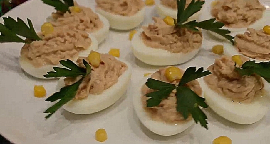 Фаршированные яйца с печенью трески 