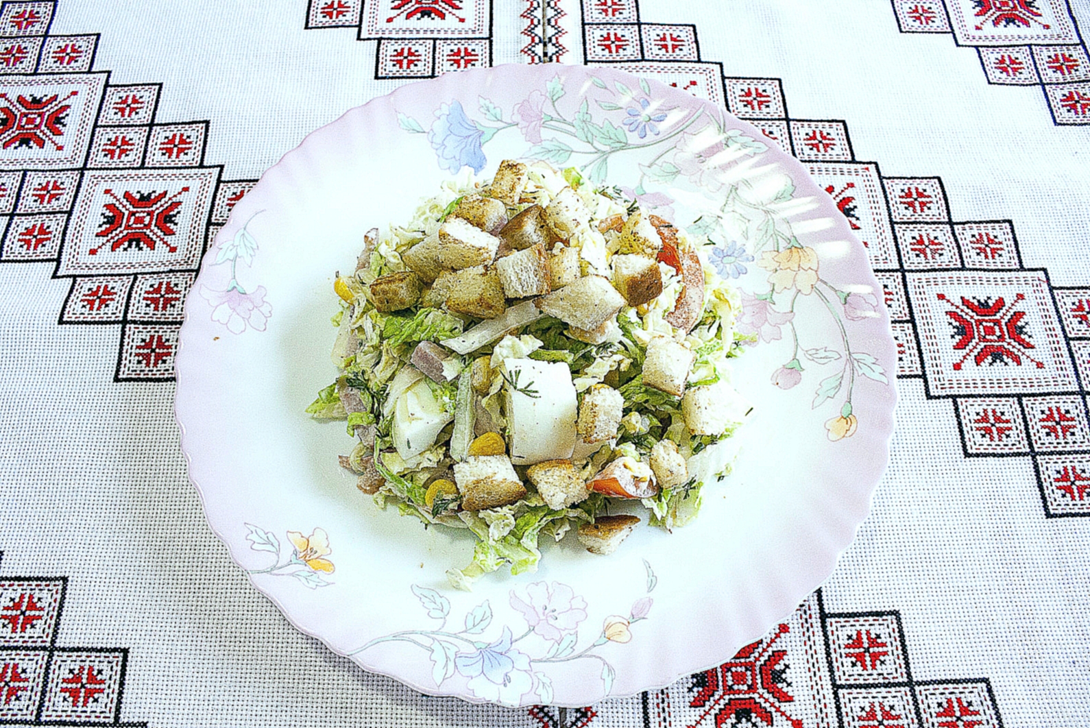 Салат с сухариками пекинской капустой и ветчиной Смачні салати Салат з сухариками шинкою та капустою 