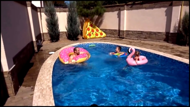 Катя купается в бассейне с ГИГАНТСКИМ Розовым Фламинго прыгаем в воду и стреляем 