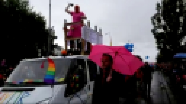 Мэр Рейкьявика надел платье и балаклаву в поддержку Pussy Riot - видеоклип на песню