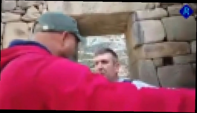 В Перу турист порвал украинцу футболку с оскорблением Путина. - видеоклип на песню