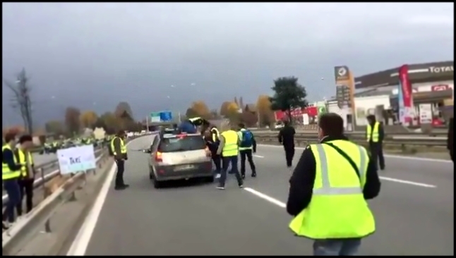 Ces automobilistes qui forcent les barrages des gilets jaunes - видеоклип на песню