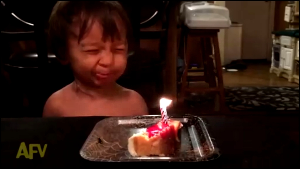 Мальчик задувает свечу - видеоклип на песню