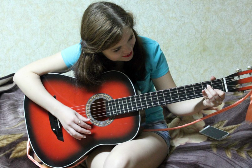 Гитара слушать музыку лучшее. Красиво поет под гитару. Гитара в снегу. Бестселлеры под гитару. Девушка поет под гитару.