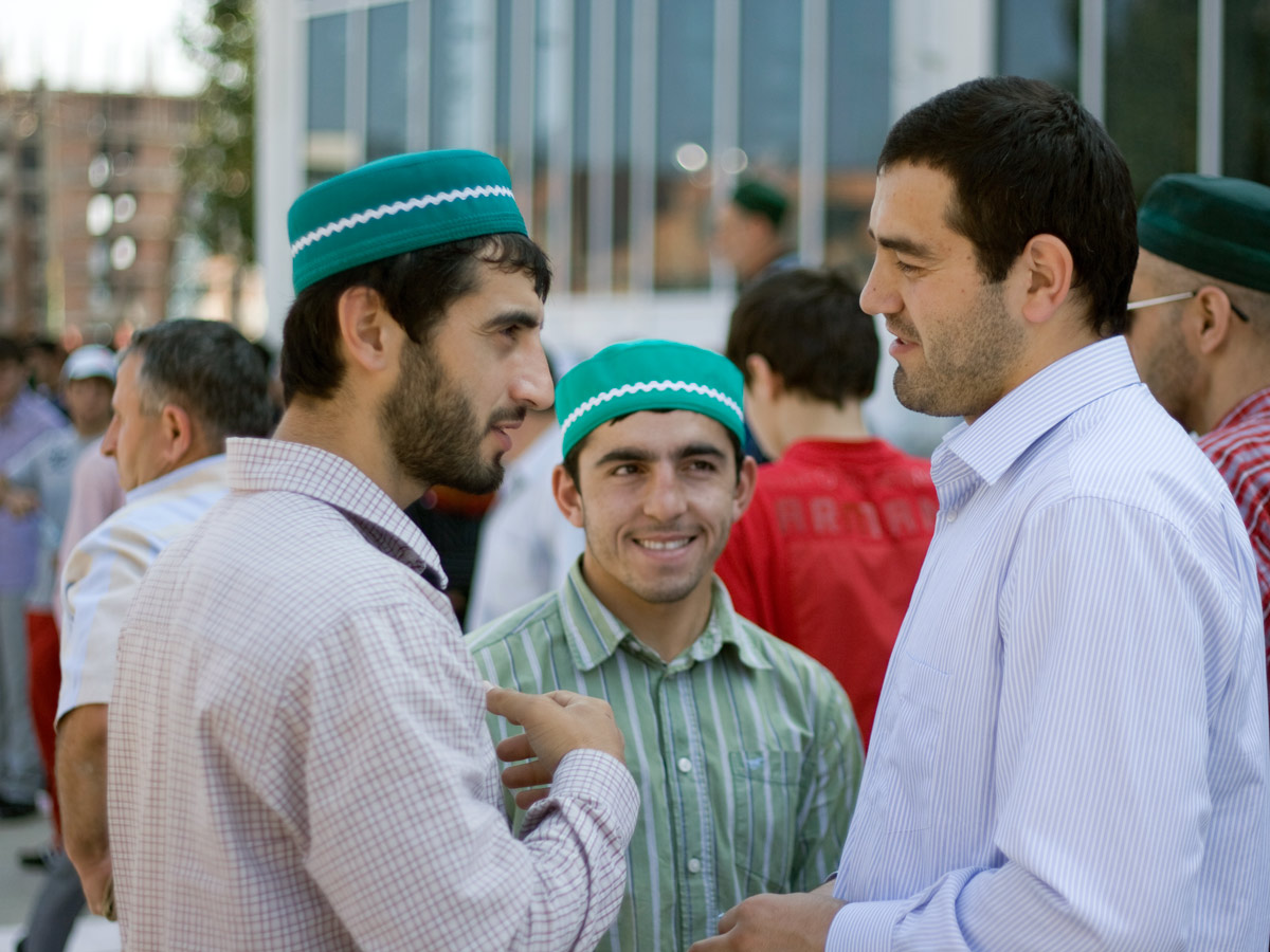 Мусульманский таджикский. Мусульманские братья. Братья мусульмане. Друзья мусульмане. Братство мусульман.